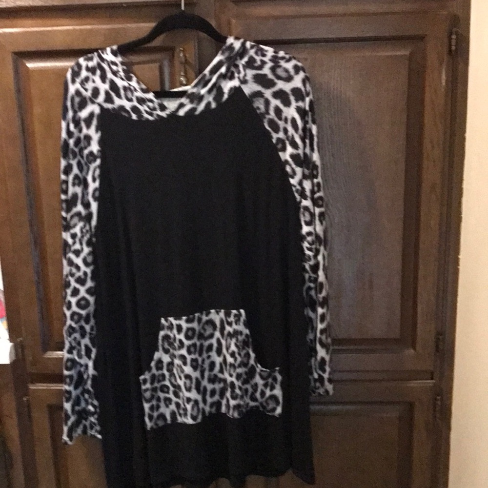 Brand New with tag, GORGEOUS LEOPARD PRINT hoodie!!  Size 4XL